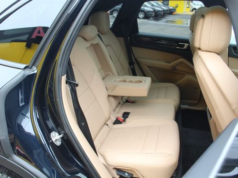 Used 2023 Porsche Cayenne image 16