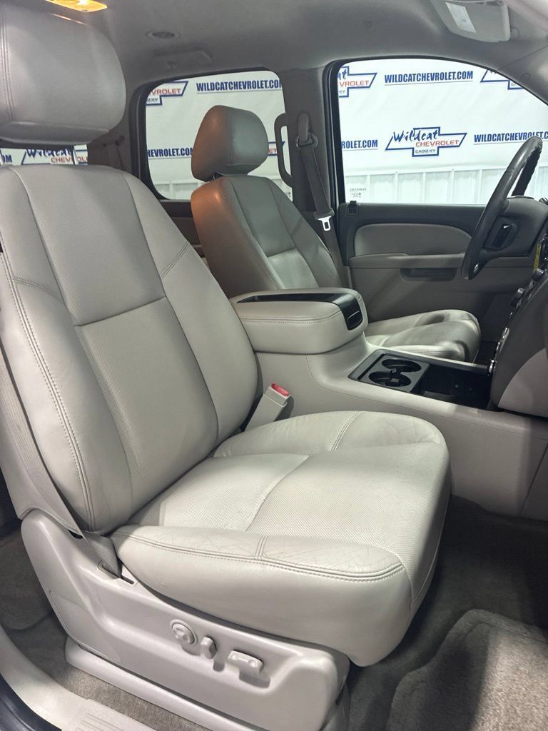 Used 2014 GMC Yukon SLT w/ SLT Chrome Package AWD/4WD image 31
