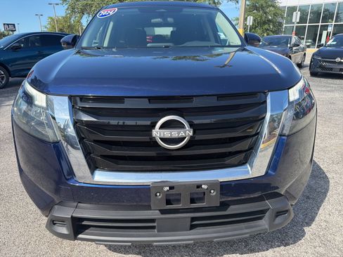 Certified 2024 Nissan Pathfinder SV FWD image 2