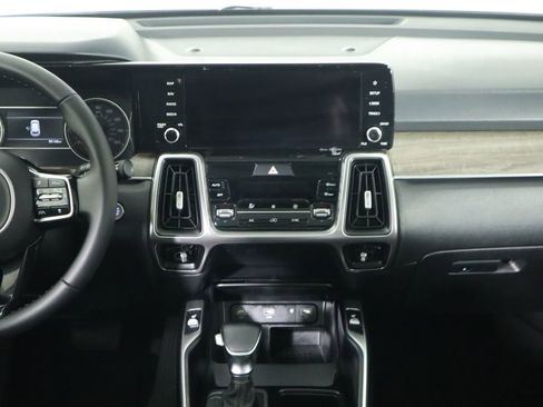Used 2022 Kia Sorento EX w/ Panoramic Sunroof Package image 14