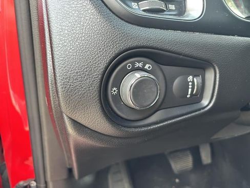 Used 2023 Jeep Renegade Latitude AWD/4WD image 19