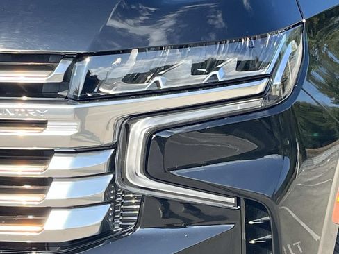 Used 2022 Chevrolet Suburban High Country AWD/4WD image 9