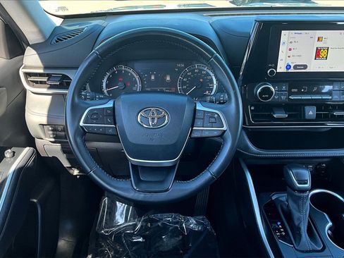 Used 2024 Toyota Highlander LE image 5