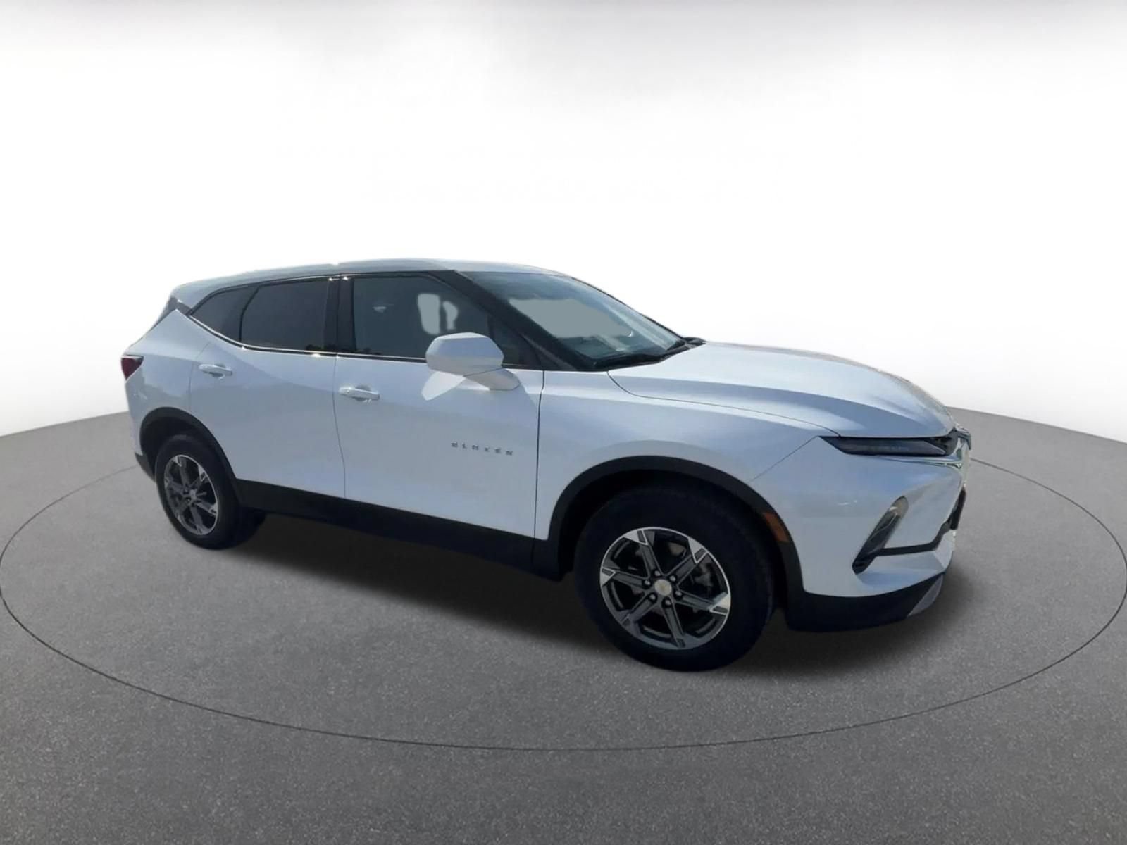Used 2025 Chevrolet Blazer LT FWD image 2