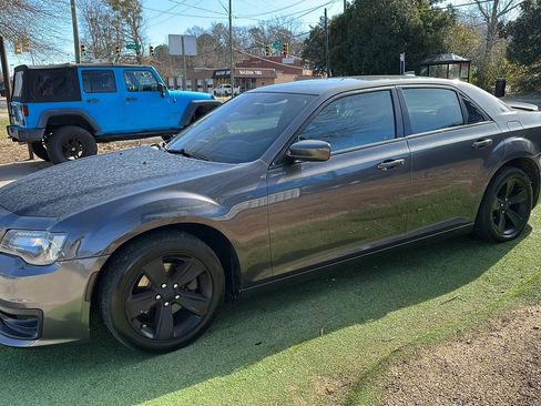 Used 2017 Chrysler 300 Limited image 4