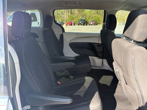 Used 2022 Chrysler Voyager LX FWD image 18