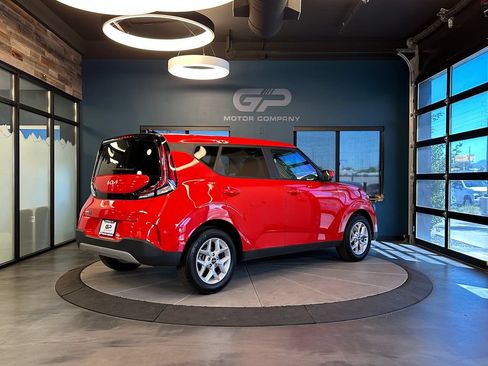 Used 2025 Kia Soul LX w/ LX Technology Package FWD image 3