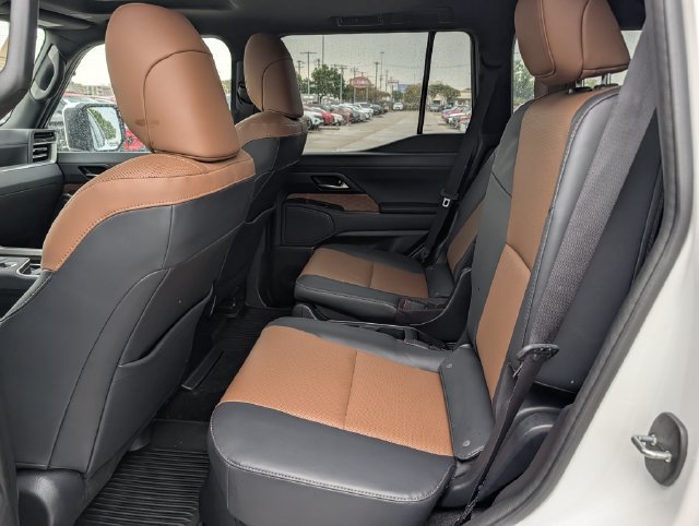 Used 2025 Lexus GX 550 w/ Accessory Package (2T) AWD/4WD image 28