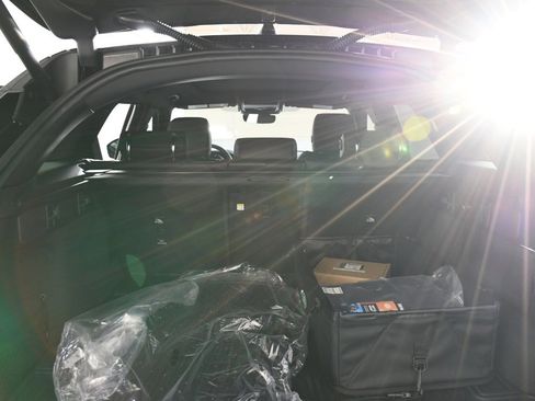 New 2026 Land Rover Range Rover Velar Dynamic SE image 24