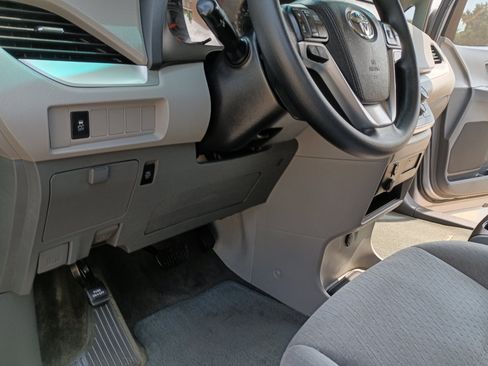 Used 2017 Toyota Sienna LE image 25