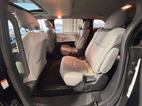 Used 2025 Toyota Sienna XLE image 28
