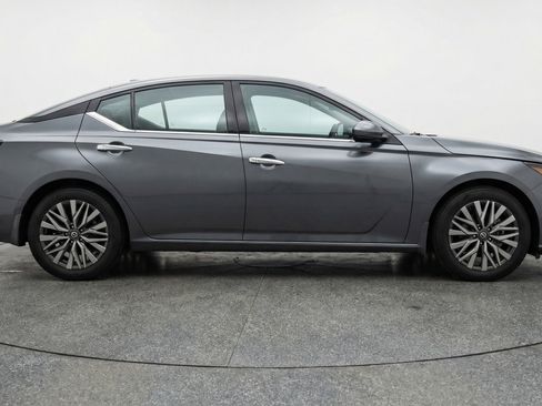 Used 2025 Nissan Altima 2.5 SV image 11