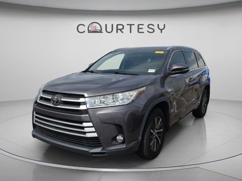 Used 2018 Toyota Highlander XLE FWD image 1