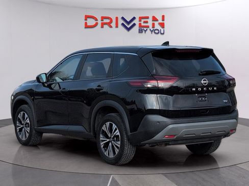 Used 2023 Nissan Rogue SV image 3