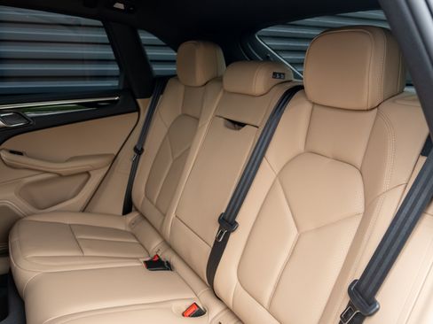 Certified 2025 Porsche Macan image 32