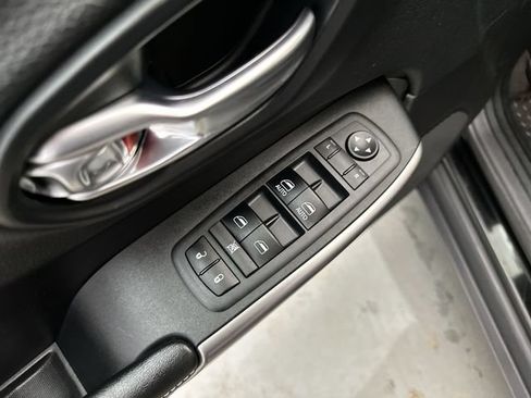 Used 2019 Jeep Cherokee Latitude Plus w/ Comfort/Convenience Group AWD/4WD image 19