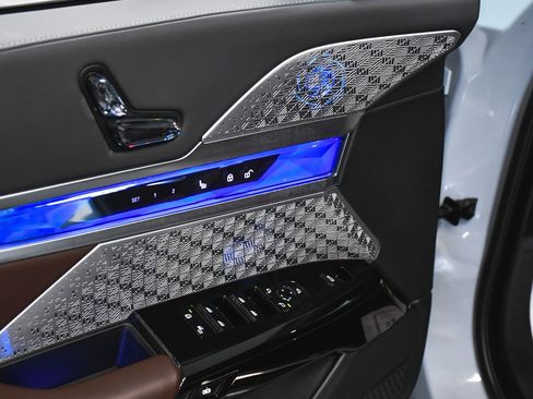 Used 2024 BMW i7 xDrive60 image 10