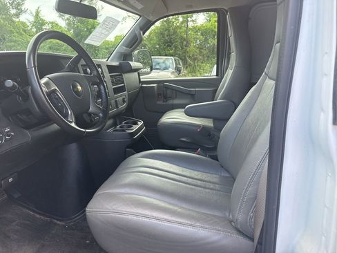 Used 2018 Chevrolet Express 2500 w/ Driver Convenience Package RWD image 9