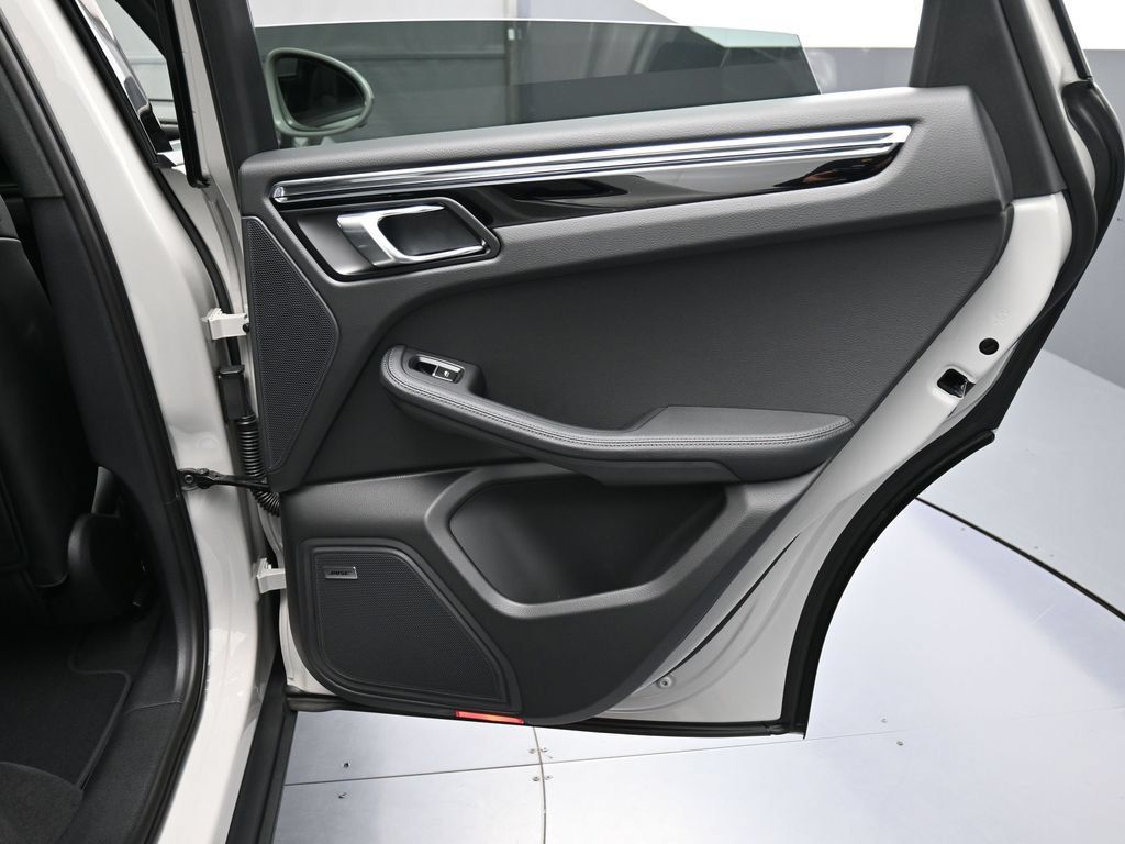 Certified 2026 Porsche Macan AWD/4WD image 26