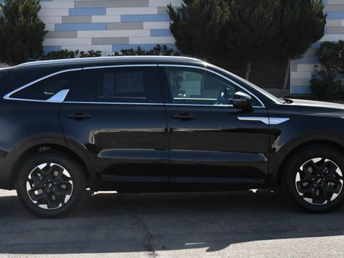 Used 2024 Kia Sorento S FWD image 9
