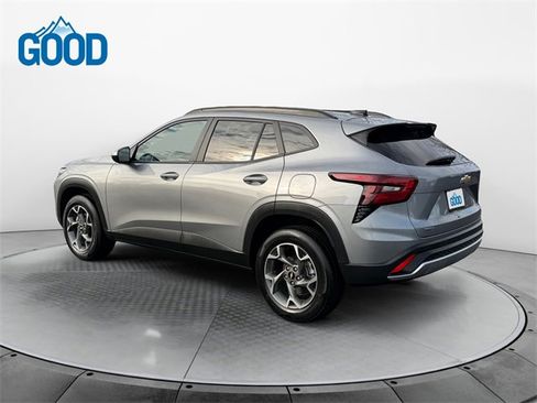 Used 2025 Chevrolet Trax LT w/ LT Convenience Package image 3