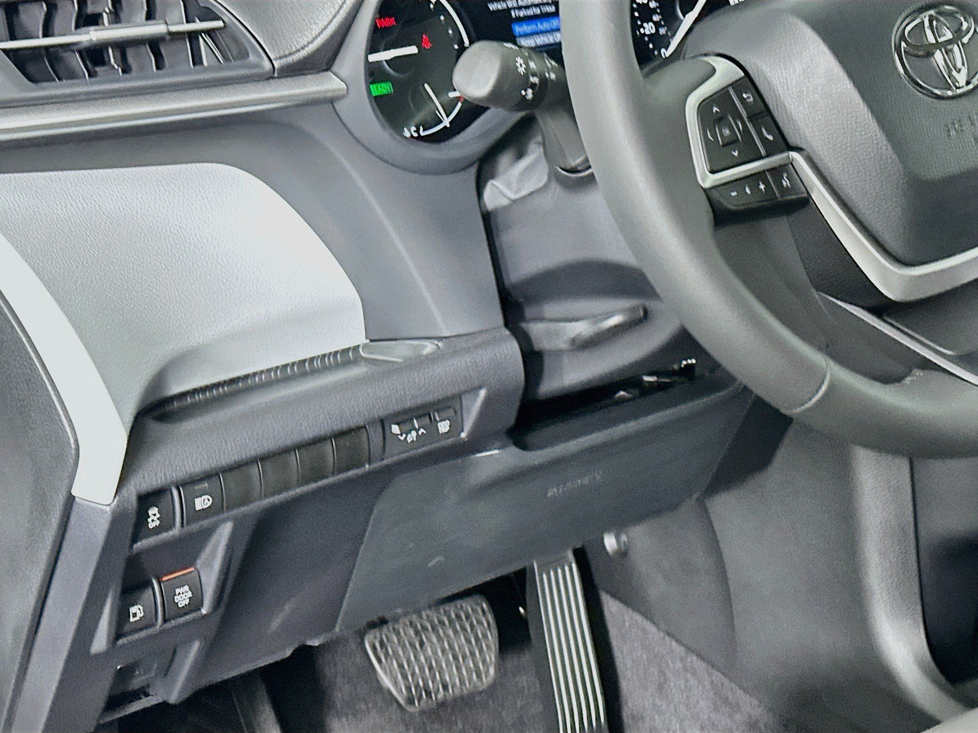 Used 2026 Toyota Sienna XLE FWD image 17