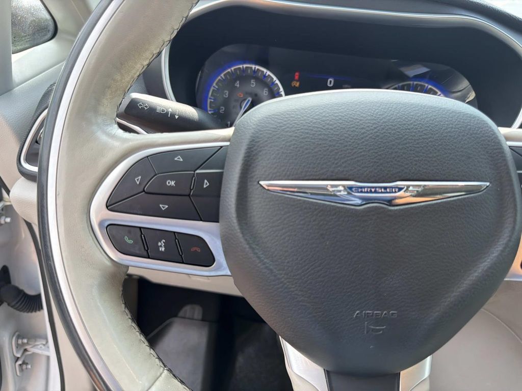 Used 2020 Chrysler Pacifica Limited FWD image 28