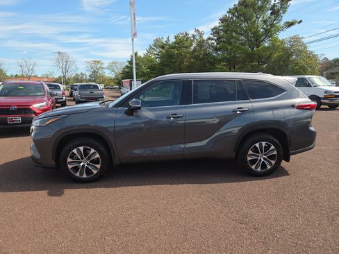 Certified 2022 Toyota Highlander XLE image 6
