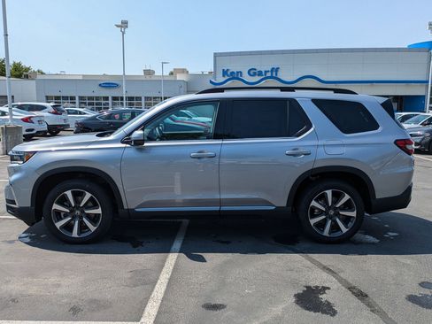 New 2025 Honda Pilot Touring image 8