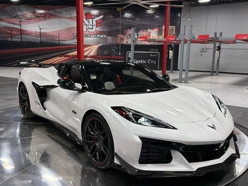 Used 2023 Chevrolet Corvette Z06 w/ Z07 Performance Package RWD image 5