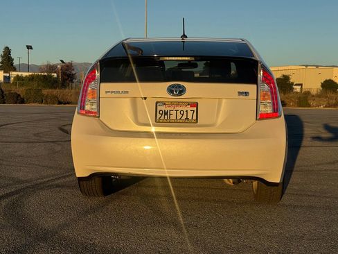 Used 2015 Toyota Prius Five image 6