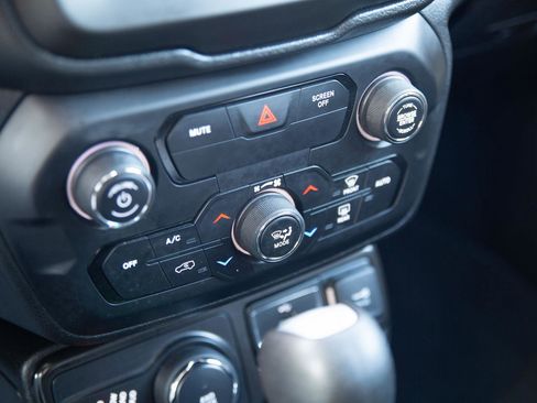 Used 2020 Jeep Renegade Sport w/ Sport Appearance Group image 16