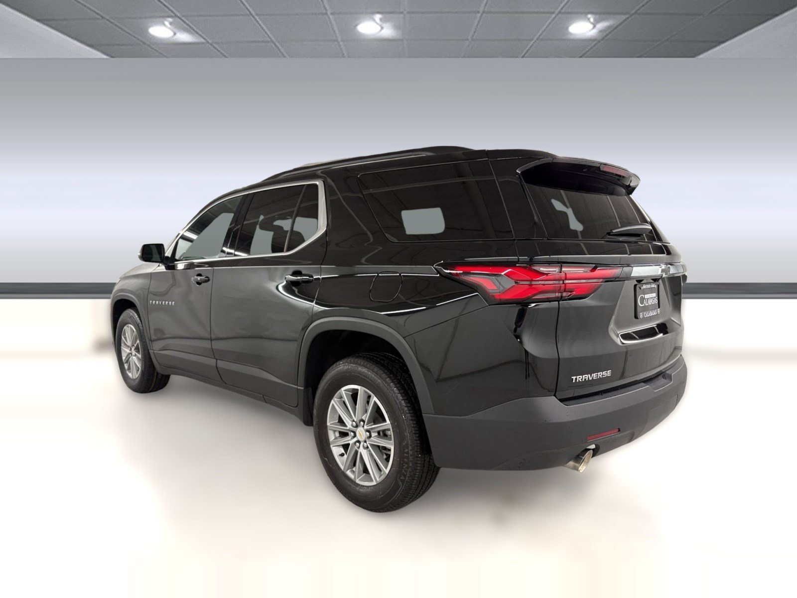 Used 2023 Chevrolet Traverse LT w/ LPO, Cargo Package FWD image 3