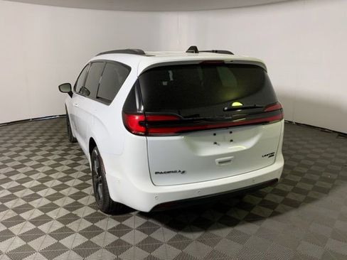 Used 2023 Chrysler Pacifica Limited w/ Uconnect Theater Family Group AWD/4WD image 9