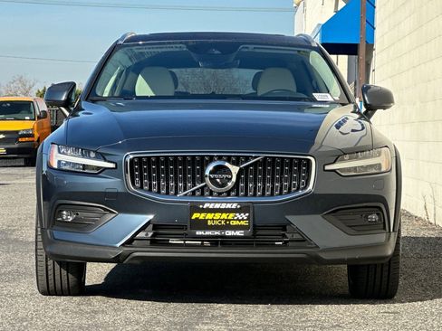 Used 2022 Volvo V60 T5 Cross Country w/ Advanced Package image 9