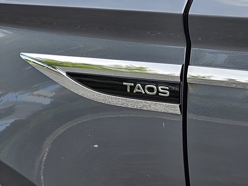 Used 2023 Volkswagen Taos SE w/ Panoramic Sunroof Package FWD image 32