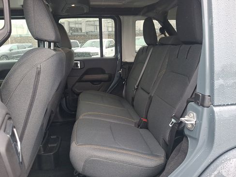 Used 2025 Jeep Wrangler Unlimited Sahara image 9