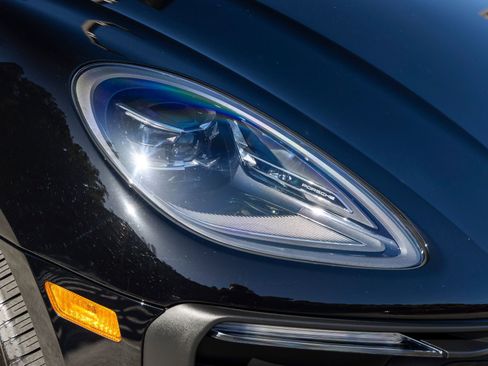 Certified 2025 Porsche Macan AWD/4WD image 15