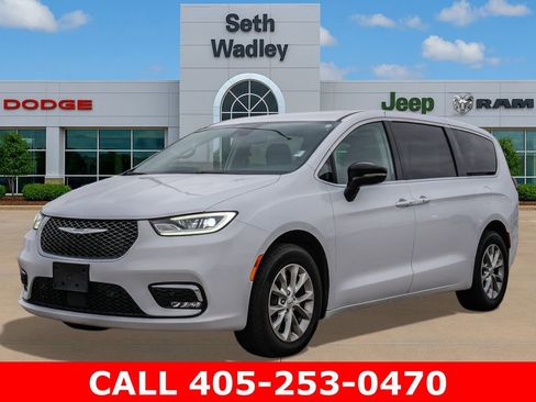 Used 2024 Chrysler Pacifica Touring-L AWD/4WD image 3