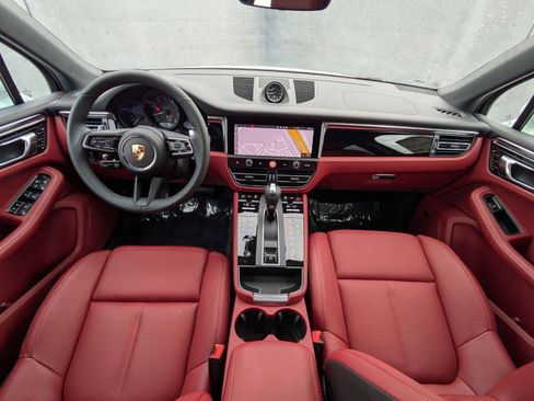 Certified 2025 Porsche Macan AWD/4WD image 22