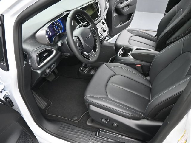 New 2025 Chrysler Pacifica Select w/ Uconnect Theater Family Group AWD/4WD image 9