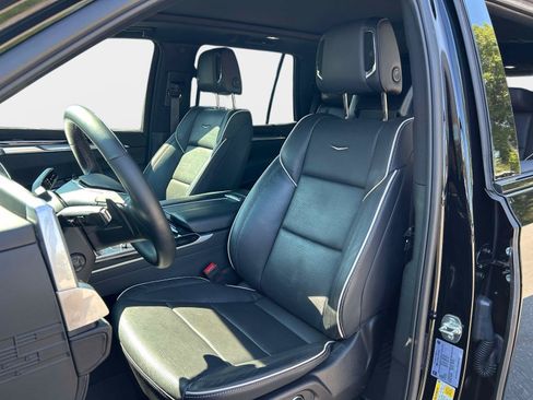 Used 2025 Cadillac Escalade Sport AWD/4WD image 14