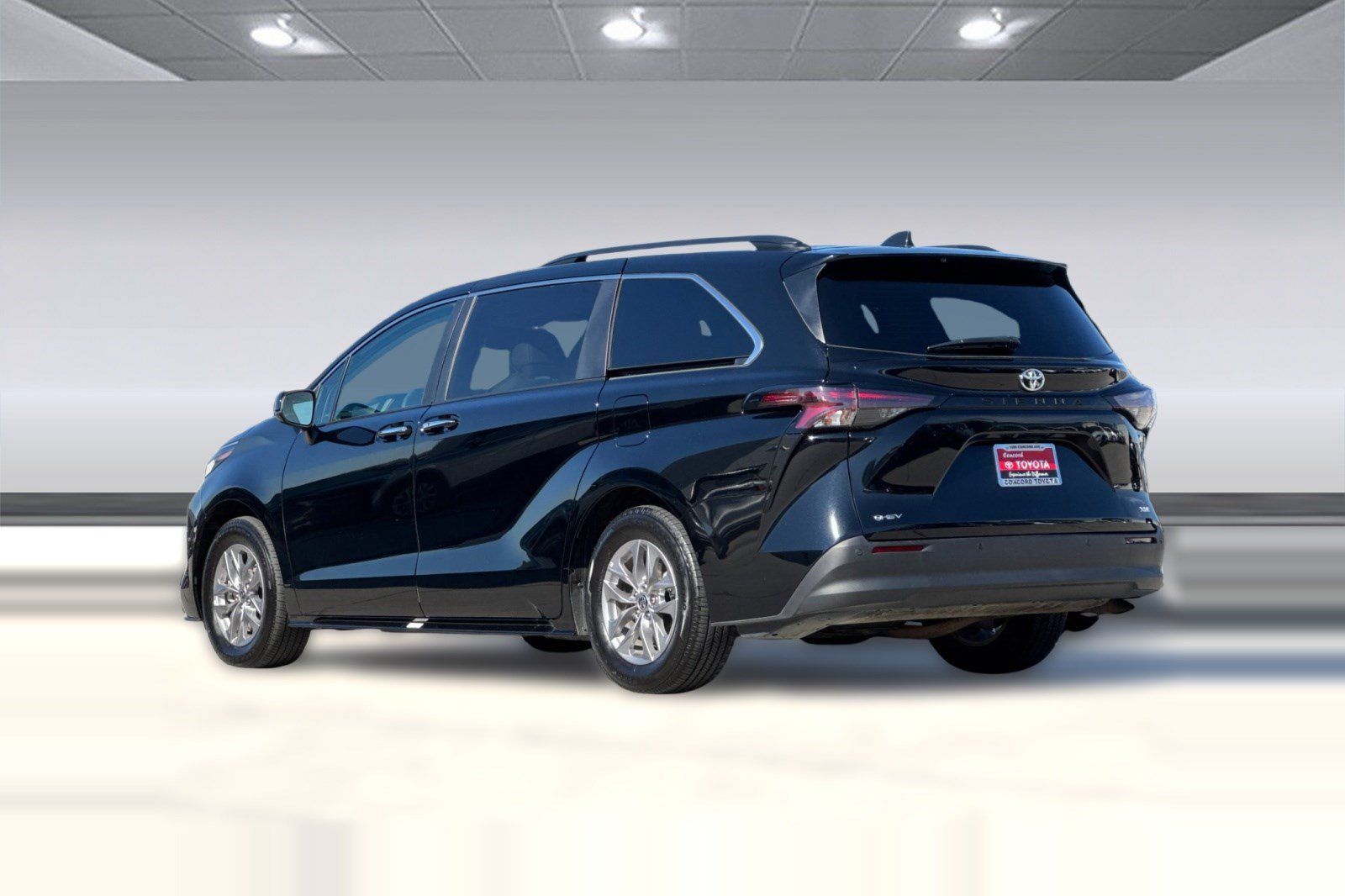 Used 2026 Toyota Sienna XLE FWD image 3