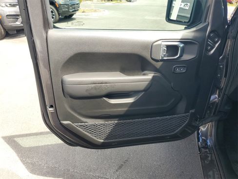 New 2025 Jeep Gladiator Sport image 5