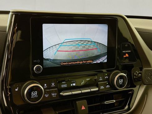 Used 2024 Toyota Highlander XLE FWD image 13