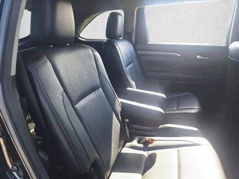 Used 2017 Toyota Highlander Limited AWD/4WD image 18
