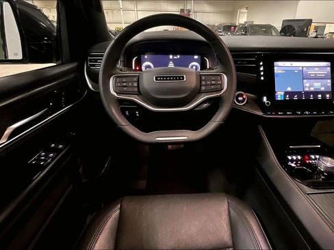 Used 2024 Jeep Wagoneer Series II w/ Flexible Seating Group image 5