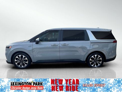 Used 2024 Kia Carnival EX image 3