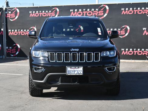 Used 2021 Jeep Grand Cherokee Laredo image 2