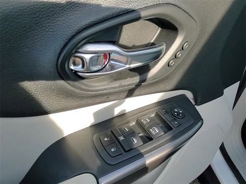 Used 2020 Jeep Cherokee Limited image 11